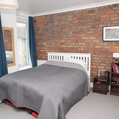 Spacious 2 Bedroom Property In Bristol Будинок відпочинку Бристоль